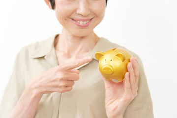 貯金箱を持つ中年女性のクローズアップ　白背景