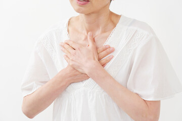 同期を感じる中年女性のクローズアップ　白背景