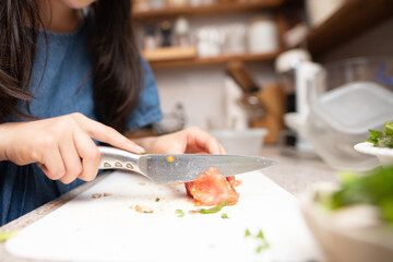 自宅でサラダを作る子供の手