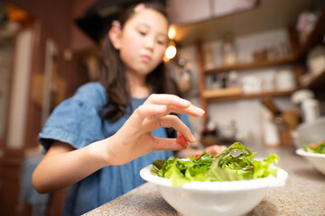 サラダを作る子供