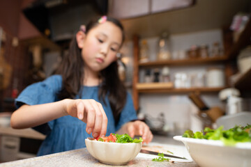 サラダを作る子供