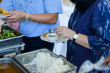 scooping the food, catering, dinner time
