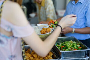 scooping the food, catering, dinner time
