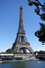 Fototapeta na wymiar Tour-Eiffel au bord de la Seine à Paris