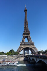 Obraz premium Tour-Eiffel au bord de la Seine à Paris