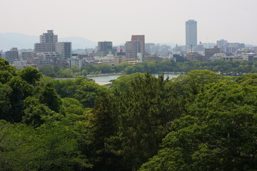 福岡城跡の天守閣から見た緑と建物に囲まれた都市景観 ：日本、福岡県福岡市