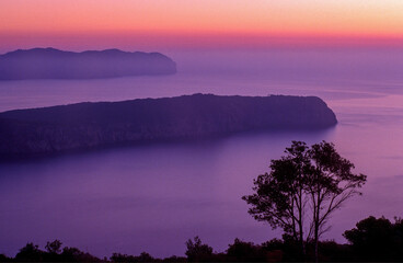 Cap Pinar y Cap de Formentor, al amanecer.Bahia de Alcudia. Mallorca. Baleares.España.