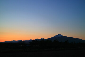 Fototapeta na wymiar 北海道　夕暮れ時のニセコ山系 
