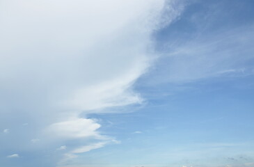 Obraz premium cloud spreading on bright sky in sunny day