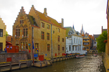 Fototapeta na wymiar Colorful buildings on canal in Brugges, Belgium 