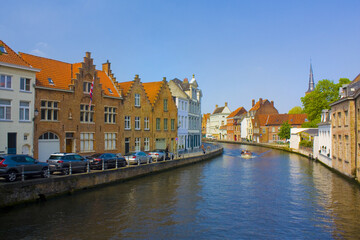 Fototapeta na wymiar Colorful buildings on canal in Brugges, Belgium