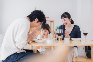 みんなで「いただきます」の挨拶をする家族