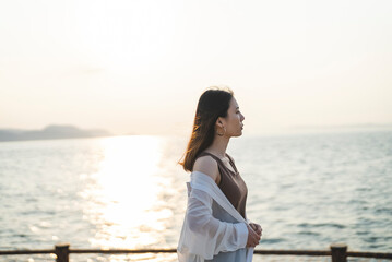 夕暮れの海にいる女性