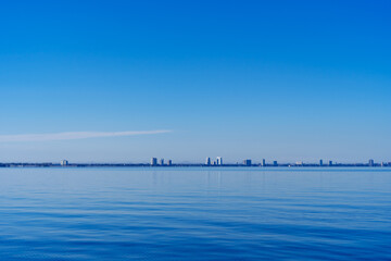 Obraz premium Beautiful Hillsborough River and waterfront building downtown in Tampa, Florida 