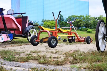 楽しそうな変形した面白い自転車