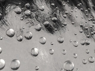 磨かれたチタン金属の壁に水滴の3Dイラストレーション。無数の水滴。結露した壁。