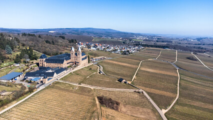 Luftaufnahme der Abtei St. Hildegard bei Rüdesheim im Bundesland Hessen, Deutschland - 511720665