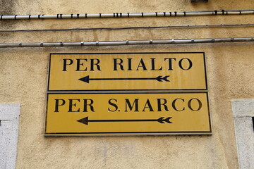 Per Rialto. Per San Marco. Panneau indicateur noir sur fond jaune. Venise. Italie. - obrazy, fototapety, plakaty