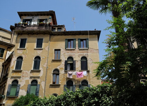 Linge séchant sur la façade d'un palais. Venise. Italie.
