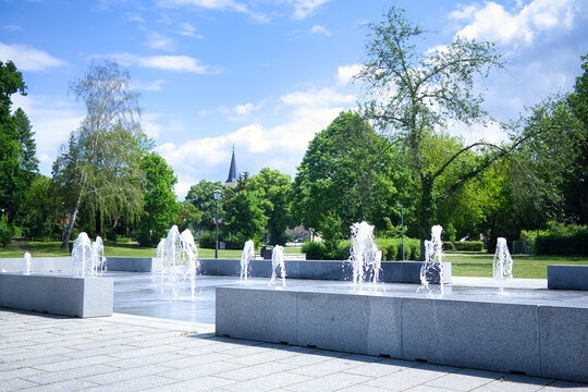 Springbrunnen - Park - Stadtpark - Zossen - Deutschland - Brandenburg - Park - Brunnen -  Fountain - reportagefotografie - dokumentarisch - real photography - camera shot,- no ai -  human made