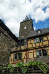 Fototapeta na wymiar Historisches Haus und Stadtmauer mit Turm im Malerwinkel in Bacharach