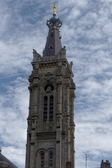 Clocher et statue de la cathédrale Notre-Dame de Cambrai dans le Nord - France