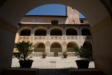 Fototapeta na wymiar la cour intérieur du monastère franciscains de Saorge - Alpes-Maritimes