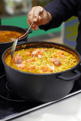 guiso de arroz con salmón ahumado cocinándose