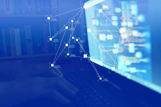 Empresaria que usa una computadora para documentar el concepto de gesti&oacute;n, base de datos de documentaci&oacute;n en l&iacute;nea y sistema o software de almacenamiento de archivos digitales