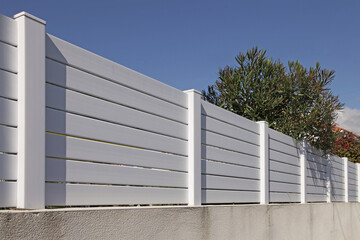 Fototapeta na wymiar Brise-vue en aluminium blanc d'une maison 