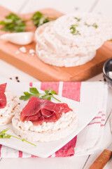 Rice cakes with milk flakes and cold beef.