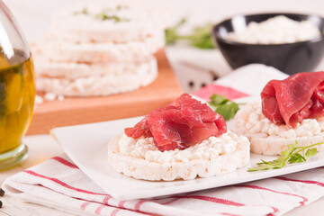 Rice cakes with milk flakes and cold beef.