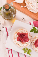 Rice cakes with milk flakes and cold beef.
