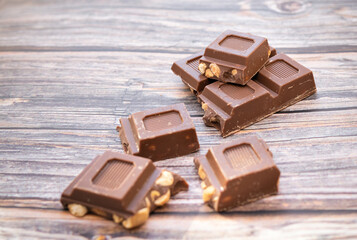 CHOCOLATE EN CUADRADITOS. CHOCOLATE CON MANI. 