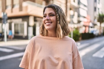 Obraz premium Young hispanic woman smiling confident at street