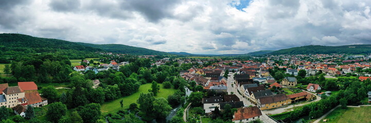 Fototapeta na wymiar Luftbild von Ebermannstadt mit Sehenswürdigkeiten von der Stadt