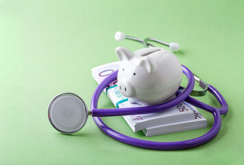 Stethoscope with piggy bank and euro banknotes - 511772098