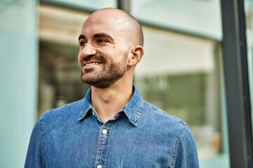 Fototapeta premium Young hispanic man smiling happy standing at the city.