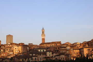 Fototapeta na wymiar por do sol na cidade de Siena, Itália 