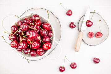 Obraz na płótnie Canvas cherries in a bowl
