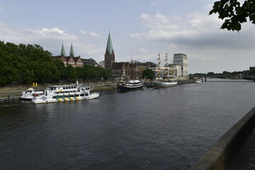 Schiffe an der Weser in Bremen