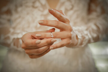 mano de novia con anillo de compromiso