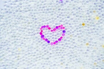 つぶつぶの乾燥剤のシリカゲルで作ったピンク色の小さなハートマーク