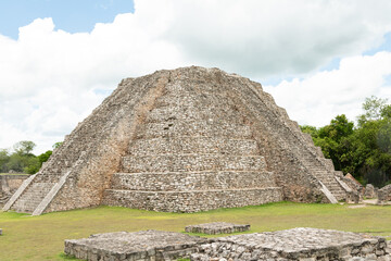 Fototapeta na wymiar Mayapan, Mexico: Mayan Temple of Kukulcan in Mayapan, Mayan archaeological site