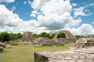 Fototapeta na wymiar Ruins of the ancient Mayan city at Mayapan in Ycatán, Mexico