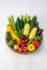 カゴに盛った夏野菜