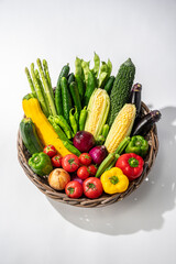 カゴに盛った夏野菜