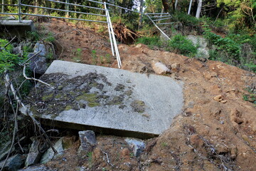 自然災害で起きた土砂崩れのために全面通行止めとなった道路