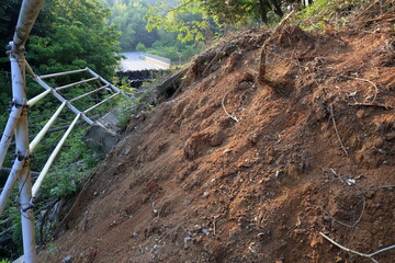 自然災害で起きた土砂崩れのために全面通行止めとなった道路