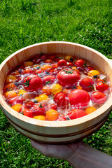 水で冷やしたトマト